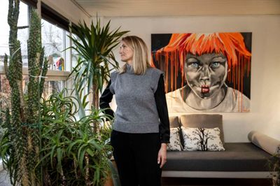 Katri Berg er ud over at være en dygtig matematiklærer også et kreativt menneske, der er god til at male. Blandt andet har hun malet adskillige versioner af Astrid Lindgrens kendte Pippi-figur, som den hun i øjeblikket har hængende i stuen.