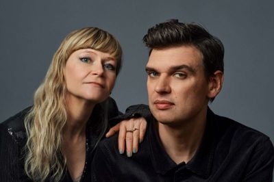 Tanja Simonsen og Asger Tarpgaard spås ikke de store chancer til årets danske melodi grand prix. Pressefoto: DR