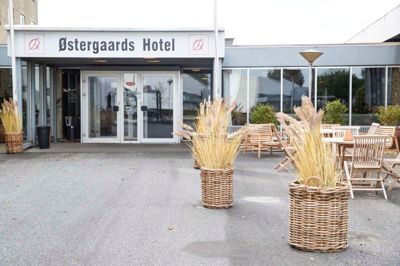 Der er udskiftning i ledelsen på en række hoteller internt i kæden Danske Hoteller A/S. Det er blandt andet på Østergaards Hotel på Silkeborgvej, hvor Martin Strange overtager direktørstolen fra Henrik Nothlev.