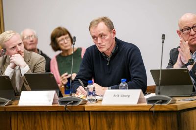 Venstremanden Henrik Hammelsvang viste tirsdag, at han læser Herning Folkeblad, da han i byrådssalen skulle berette om en ny dimensionering for Brand & Redning Midtvest,