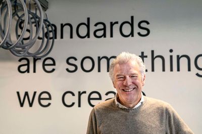 Standarder er noget, vi skaber, står der på væggen her hos DEIF i Skive. DEIF-direktør Christian Nielsen (billedet) oplever, at Skive Byråd modarbejder DEIFs vækst ved at trække en beslutning i langdrag.