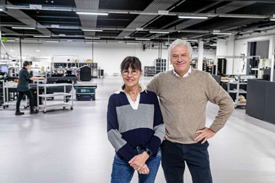 Her ses direktørerne Marjanne Grønhøj og Christian Nielsen i fabrikken i Skive. De to kæmper for at få Skive Byråd til at arbejde for deres virksomheds muligheder for at udvikle sig.