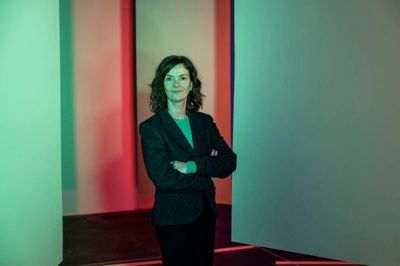 Heart-direktør Lise Pennington er her fotograferet foran et af værkerne i den nye udstilling »Form/Aftryk«, hvor der blandt andet bliver eksperimenteret med lys og farver.