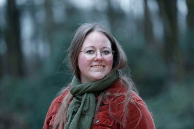 Maria Kjærgaard (SF) Er formand for Klima- Miljø- og Naturudvalget. Udvalget har netop taget en interessant rapport om fjernvarme til efterretning. Den viser, at kommunen som helhed i 2026 kan være meget tæt på allerede at være i mål med 2030 målsætningen om CO2-neutralitet i fjernvarmeproduktionen.