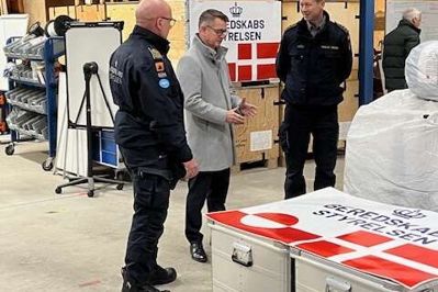 Minister for samfundssikkerhed og beredskab, Torsten Schack Pedersen (V), fik torsdag en introduktion til det udstyr, som Beredskabsstyrelsen Midtjylland sender fra Herning til Grønland. Til venstre er det chefsergent Søren Larsen og til højre kolonnechef Nicolai Illemann Rauhe fra Beredskabsstyrelsen Midtjylland.