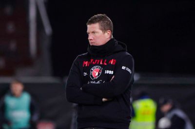 Mike Tullberg, FC Midtjyllands cheftræner, følger koncentreret med under Ulvenes torsdagskamp mod norske Brann. Træneren kan formentlig snart set frem til forstærkning i spillertruppen.