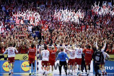 De danske spillere havde meget at takke publikum for efter den vigtige sejr over Frankrig. Foto: Bo Amstrup/Ritzau Scanpix