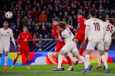 Mads Bech Sørensen (i.m.) og FCM-defensiven når ikke at gribe ind, før Branns Noah Holm udligner til 1-1. FC Midtjyllands kaptajn kom også i negativ fokus dybt inde i overtiden.