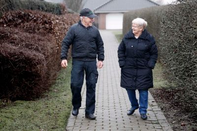 Selvom en undersøgelse fra Det Kriminalpræventive Råd og Trygfonden viser, at flere oplever, at naboskabet er svækket i Danmark, er der også steder, hvor naboskab blomstrer - som her på Søvænget i Sunds. På billedet ses naboerne Jørgen Særkjær og Sonja Kristiansen.