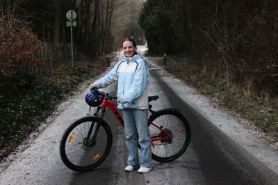Emma Gro Hornbæk har cyklet i skole fra Boes til Ry, siden hun var 13 år og gik i 7. klasse. I år har hun ingen skolekammerater at følges med, så derfor cykler hun alene hver morgen.