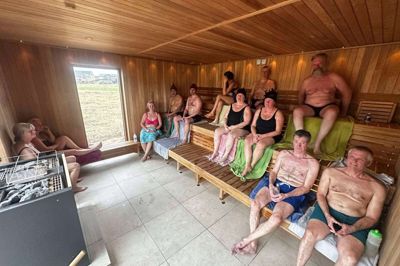 Hovedparten af medlemmerne af saunaforeningen er fra Bjerringbro. Fra saunaen er der å-kig og få meter til vandet.