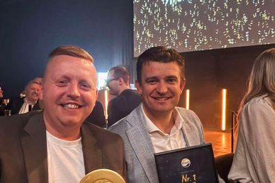 Ejendomsmæglerne Jens Højland (t.v.) og Jan Bækdal glæder sig over de priser og nomineringer deres boligbutik EDC Videbæk Ejendomskontor har hentet hjem, da de var til »EDC-Dagen« forrige fredag.