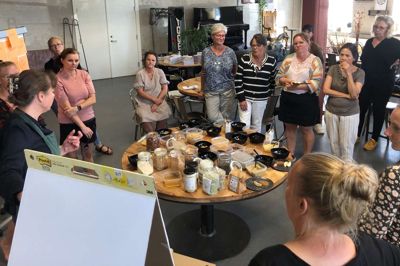 Personale fra kommunens daginstitutioner er på kursus for at lære mere om bælgfrugternes forunderlige verden.