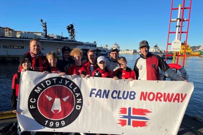 Sander og Christian Jeppesen (t.v.) havde taget deres norske venner fra Fagerstrand ved Oslo med til Bergen, hvor de mødte FCM-spillerne og overværede Europa League-dramaet mod Brann.