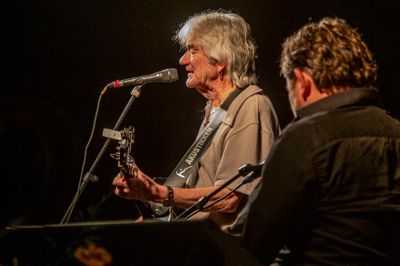 Lars Lilholt har et omfattende solokatalog bag sig, men publikum fik også sange fra Lars Lilholt Bands repertoire.