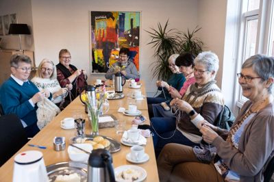 Strikkepindene går på livet løs i Café Kreativ på Bavnehøj i Nørre Snede. For nylig kunne man fejre 10 år med det hyggelige tilbud.