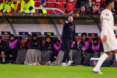 Cheftræner Mike Tullberg får angiveligt meget snart en ny kantspiller, han kan give anvisninger fra sidelinjen.