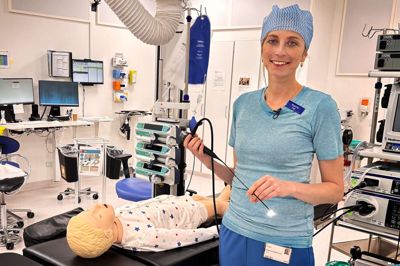 Et nyt tværsektorielt forskningsprojekt ved Regionshospitalet Gødstrup skal gøre udredningen af børn med søvnapnø mere præcis. Læge og Ph.D.-studerende Mascha Hildebrandt viser det tynde kamera, der føres op i barnets næse, så man kan kan se præcist, hvor luftvejen bliver blokeret, når barnet sover.