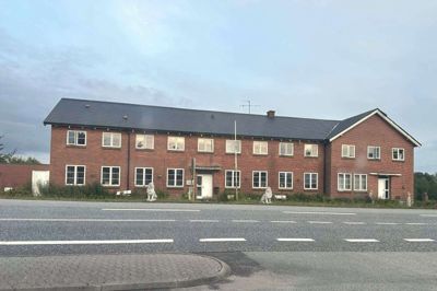 Den nuværende bygning er fra 1939, men der har været kro på stedet i over 300 år.