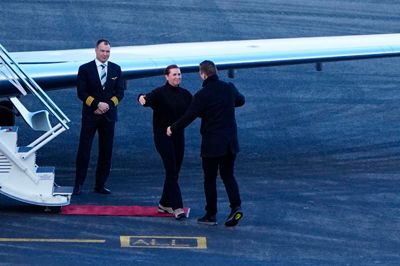 Statsminister Mette Frederiksen (S) modtages af formanden for Grønlands regering, Jens-Frederik Nielsen, da hun ankommer til Nuuk.