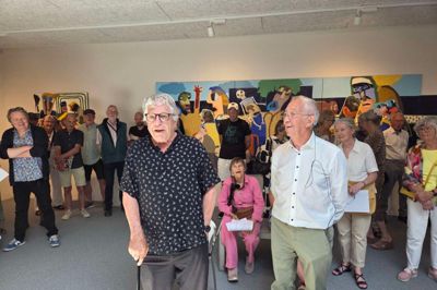 Erling Damgaard (t.h.) byder her velkommen til sidste års sommerudstilling med multikunstneren Leif Sylvester, der solgte godt på udstillingen i Videbæk.