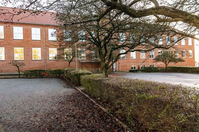 Efter at have stået tom i flere år er skolebygningen på Hjalmar Kjems Allé tæt på gågaden i Skive nu solgt efter et stort nedslag i prisen.