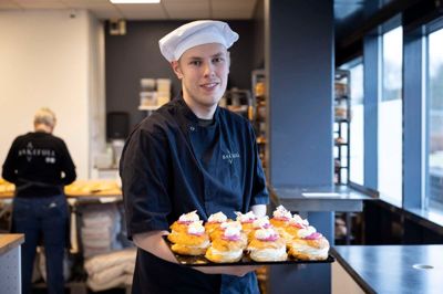 Fem flade flødeboller på et fladt flødebollefad - er det ikke, men derimod lækre fastelavnsboller med fløde fra Bakefull i Snejbjerg, og her er det indehaver Lasse Bentsen, der præsenterer dem.