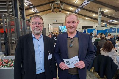 Formanden for Bjerringbro Byforum, Niels Dueholm (tv), tog i mod første viceborgmester Anders Bertel (S), der tog over, da borgmester Katrine Fusager Rohde (V) måtte melde afbud på grund af møde i København.