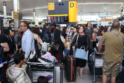 Det er blevet lidt lettere at rejse med fly fra Heathrow Lufthavn, som har lempet sine regler for væske i håndbagagen. (Arkivfoto).
