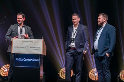 Da Henrik Møller gik på scenen for at modtage CSR-prisen tog han sine kolleger Peter og Tobias med på scenen, fordi de gør en kæmpe indsats for at hjælpe de unge på kanten af arbejdsmarkedet.