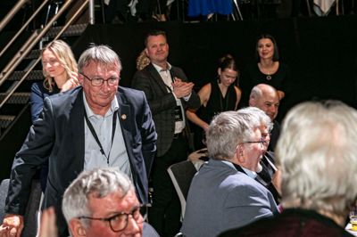 Der var stående klapsalver, da modtageren af årets ærespris skulle på scenen ved Skive Business Awards.