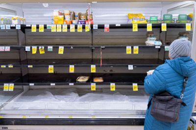 Fredag kunne der i dagligvarebutik i Arlington i delstaten Virginia ses flere tomme hylder, mens indbyggere gør sig klar til voldsomt vintervejr, der ventes at ramme store dele af USA denne weekend. (Arkivfoto).
