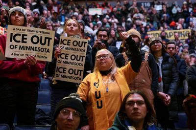 Demonstranter med skilte deltog fredag i demonstration mod ICE's tilstedeværelse i Minneapolis i Minnesota.