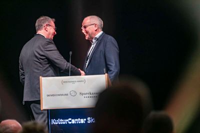 Thomas Heilskov fra Sparekassen Danmark overrakte Erhvervsprisen til Mikael Madsen, der jokede med, at han brugte en ubrugt takketale fra 2024.