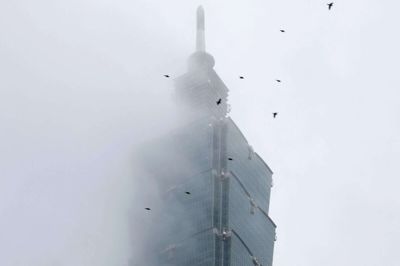 Skyskraberen Taipei 101 er med sine 508 meter er den højeste bygning i Taiwan. Vejret var dog ikke med friklatreren Alex Honnold, da han skulle bestige skyskraberen lørdag morgen dansk tid.