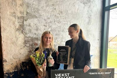 Emilie Stoubæk Andersen (t.v.) er "Årets elev" i Ringkøbing-Skjern Kommune. Den titel vandt hun onsdag, da Ringkøbing-Skjern Erhvervsråd uddelte priser ved deres event på Remissen i Skjern. Det var borgmester Lone Andersen, der overrakte prisen, omtalen og en check på 5000 kroner. Hendes vejler Amalie Tarbensen Pedersen fra Børnehaven Solstrålen i Videbæk er stolt over, at vuggestuens elev løb med titlen og kalder set "helt fortjent"