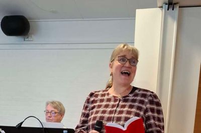 Solosanger Tina Lynderup og pianist Lene Jensen fra Videbæk leverede den musikalsk underholdning da 100 deltagere gjorde status i Spjald Seniorklub i forrige uge.