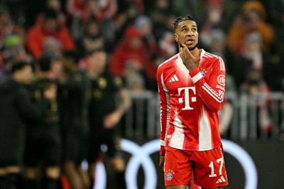 Bayern Münchens Michael Olise er skuffet, efter at Augsburg bragte sig foran 2-1 i Bundesliga-kampen lørdag.