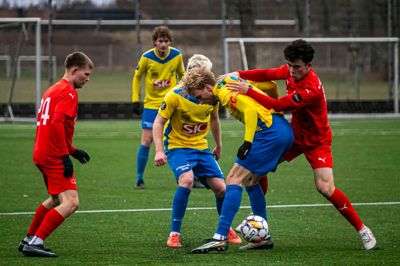 SIK'erne fik årets første sejr. Den faldt mod Næsby fra 3. division. Her er det målscoreren til 1-0, Gustav Callø med bolden.
