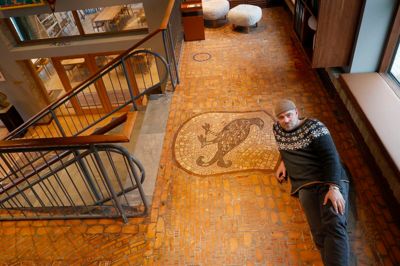 Rune Lyager er - ud over at være byrådsmedlem - også tømrer og kunstner og har blandt andet skabt dette imponerende gulv, som består af intet mindre end 155.000 stykker træ.
