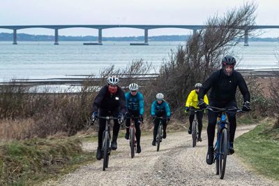 Cykelisterne var godt pakket ind, da de lørdag eftermiddag kørte ud på gravlcykling i Sallings terræn.