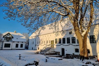Dueholm Kloster – den autentiske bygning er rammen om Ridderskolen, hvor deltagerne lærer om livet i middelalderen, og får lejlighed til at lave deres eget svær.
