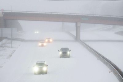 En voldsom snestorm har ramt USA og forårsager strømafbrydelser i flere stater i den østlige del af landet.
