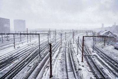 DSB har aflyst en række myldretidstog mandag, efter at DMI har varslet snestorm - blandt andet i København. I marts 2023 sneede det også ved stationen Dybbølsbro i København. (Arkivfoto).