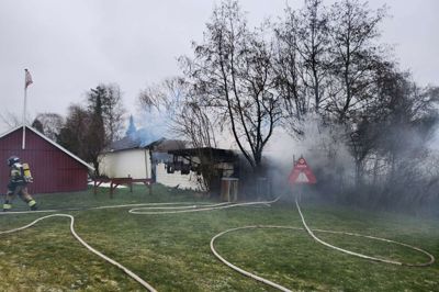 En garage med tilhørende skure gik til i flammerne efter søndagens brand.