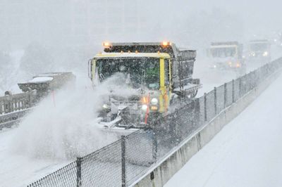 Sneplove rydder sne på Manhattan søndag. Der er varslet snestorm frem til mandag i New York.