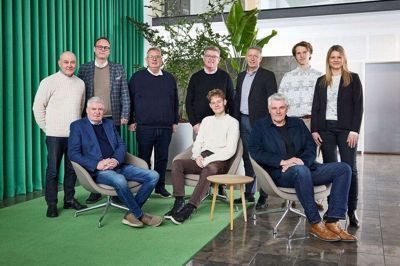 Claus Leick (siddende til højre) overtager formandsposten i Midttrafiks bestylrese fra Steen Vindum (siddende til længst til venstre).