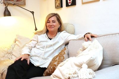 - Vi er alle forskellige. Nogle trives godt i festligt lag og nyder at være sammen med mange mennesker, mens andre trækker sig langt væk fra festens midtpunkt. Uanset om man opleves som festabe eller bænkevarmer, så er det okay, siger psykolog Susanne Benderfeldt.