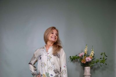 Opsigtsvækkende og unik. Og meget feminin. Et sæt fra det danske brand Munthe, der har ladet den danske botanik pryde en del af Spring Summer 2026 kollektionen. Et eksklusivt bud til forårets fester, der nok skal vække opsigt.