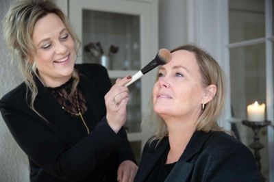 Pernille Skou var i forvejen kunde hos Kristine Grønne i Parfumeriet, så det var naturligt for hende, at lade Kristine hjælpe med at gøre hende klar til den store dag. - Det gjorde mig tryg. Da jeg havde booket tid og vi havde lagt en plan, kom der ro på, siger Pernille Skou.